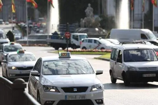 Taxis circulando por la calle de Alcal&aacute; (imagen de archivo)