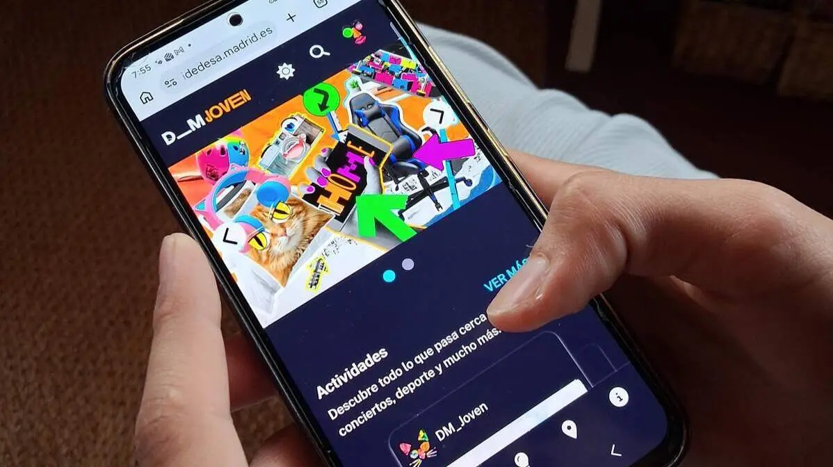 Imagen de un usuario accediendo con su tel&eacute;fono m&oacute;vil a la plataforma Decide Madrid JOVEN