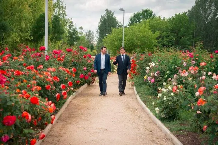 Mart&iacute;nez P&aacute;ramo y Gonz&aacute;lez Pereira visitando zona de parque de La Gavia - Foto Ayuntamiento de Madrid