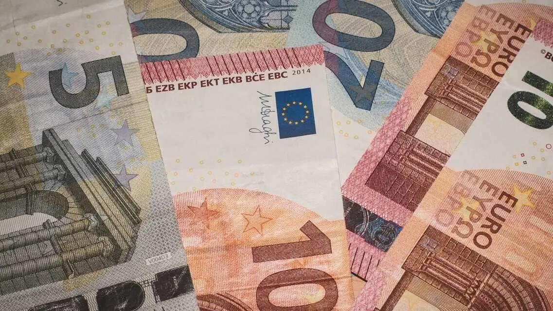 Dinero - Foto de Pezibear de Pixabay (Canva)