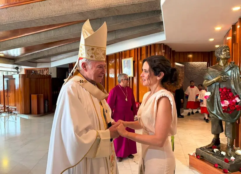 Ayuso asiste a una misa en la Bas&iacute;lica de Santa Mar&iacute;a de Guadalupe, en su viaje a M&eacute;xico - Foto Comunidad de Madrid
