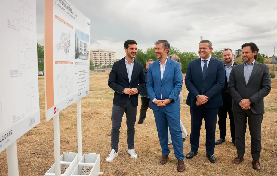 Los consejeros Miguel &Aacute;ngel Garc&iacute;a Mart&iacute;n y Jorge Rodrigo, en Torrej&oacute;n de Ardoz - Foto Comunidad de Madrid