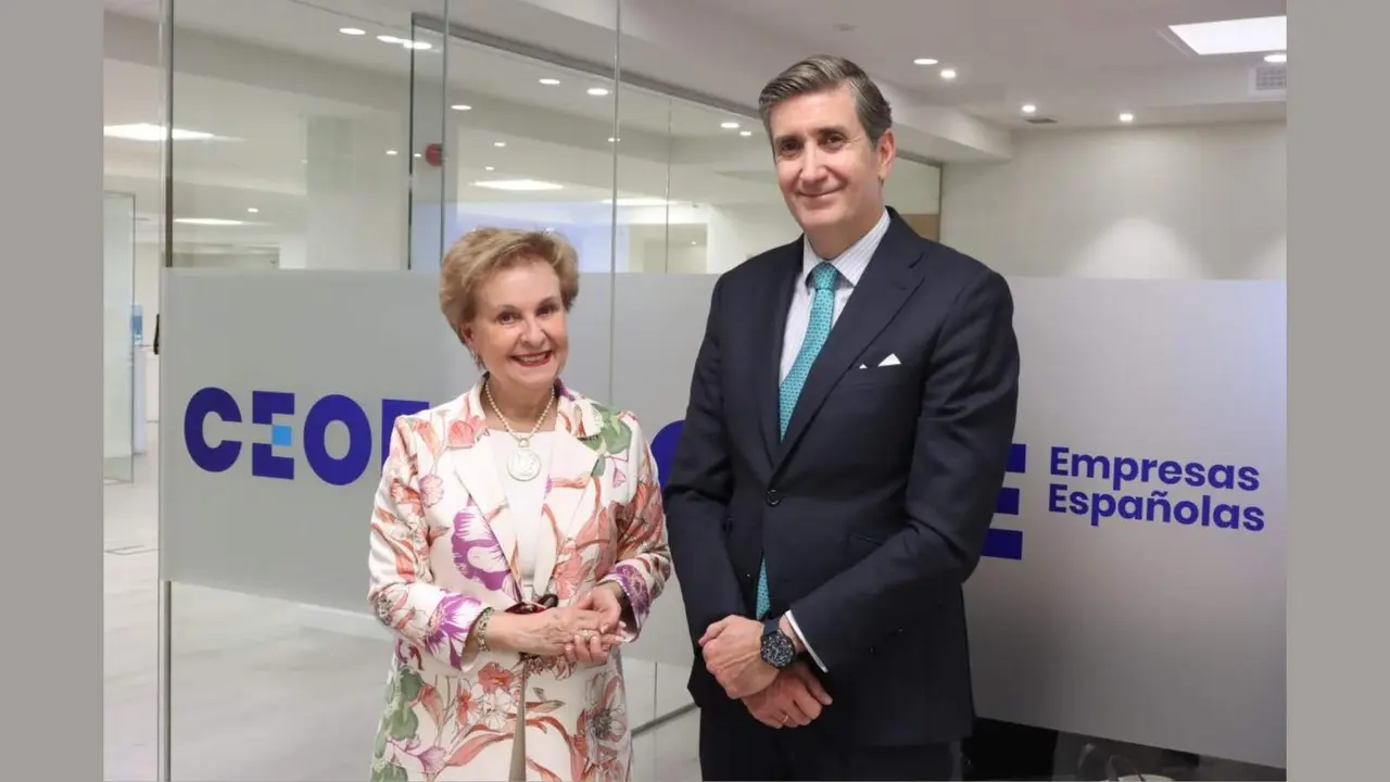 La presidenta de AFAMMER, Carmen Quintanilla, junto al director de Empresas y Organizaciones de CEOE, Javier Calder&oacute;n - Foto de CEOE