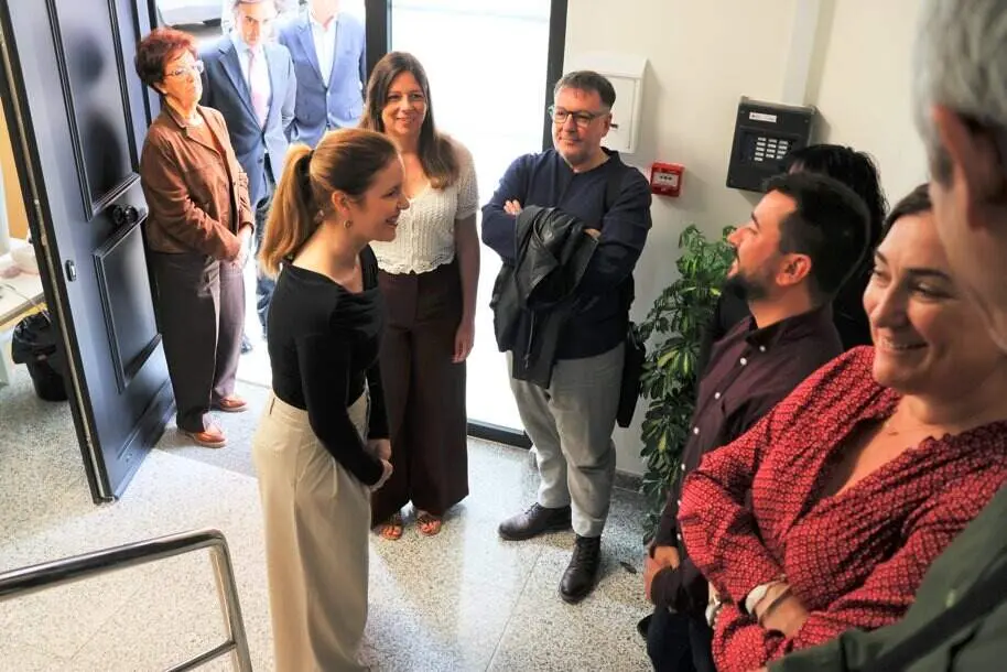 La consejera D&aacute;vila ha visitado a los profesionales de este nuevo recurso que ofrece apoyo psicol&oacute;gico - Foto Comunidad de Madrid