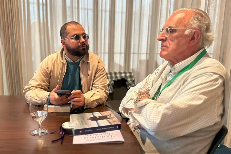 David Rosenthal con Ferm&iacute;n Go&ntilde;i en la FILBO. Bogot&aacute;, Colombia.