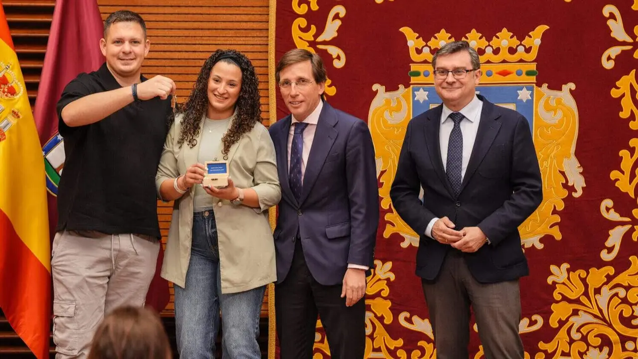 Almeida con pareja adjudicataria promoci&oacute;n Ca&ntilde;averal 5 - Foto Ayuntamiento de Madrid