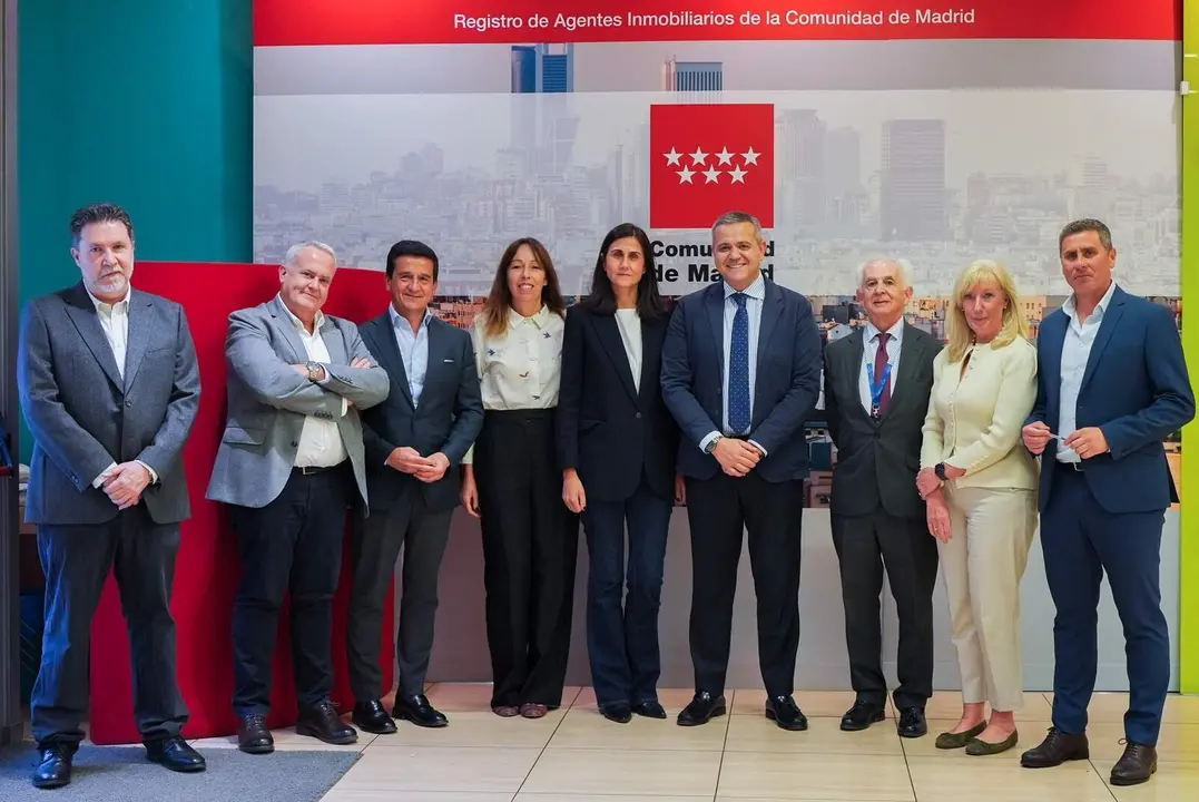 Jorge Rodrigo, durante su visita a una de las Oficinas de Atenci&oacute;n al Ciudadano - Foto Comunidad de Madrid