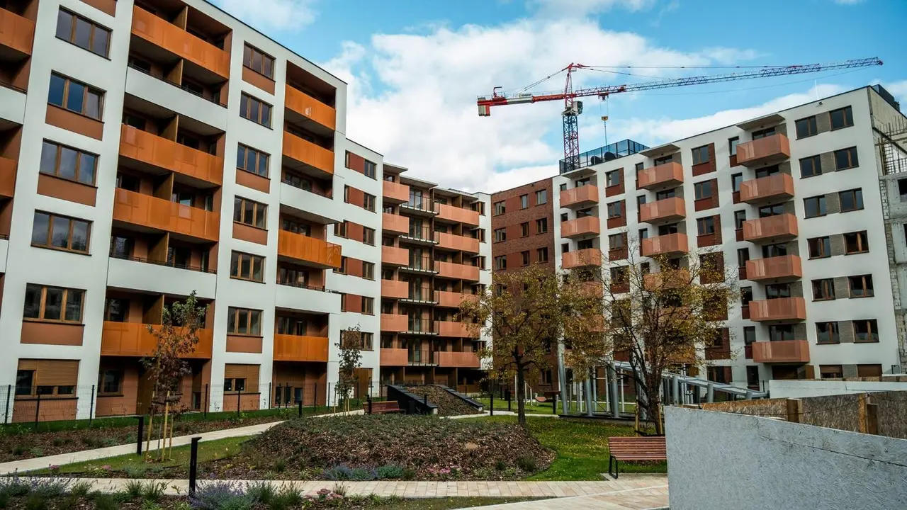 Complejo de apartamentos moderno con gr&uacute;a de construcci&oacute;n - Imagen de SHOX art de Pexels