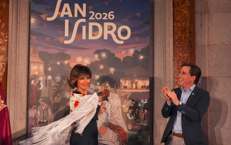 El alcalde de Madrid, Jos&eacute; Luis Mart&iacute;nez-Almeida, junto a Sonsoles &Oacute;nega, pregonera de las Fiestas de San Isidro 2026 - Foto Ayuntamiento de Madrid