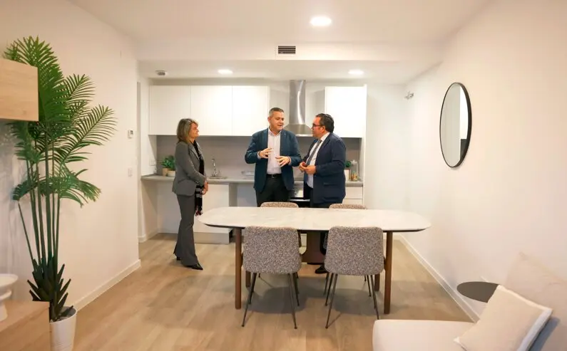 El consejero Rodrigo, durante su visita al piso piloto de esta nueva promoci&oacute;n de  
alquiler asequible - Foto Comunidad de Madrid