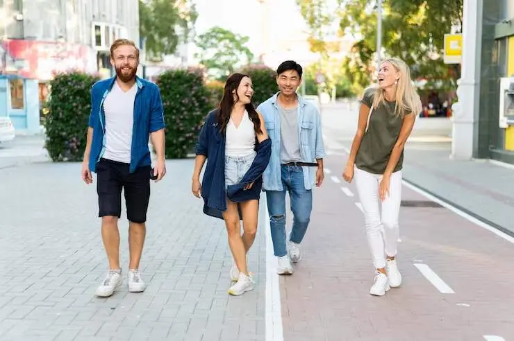 Gente Caminando - freepick
