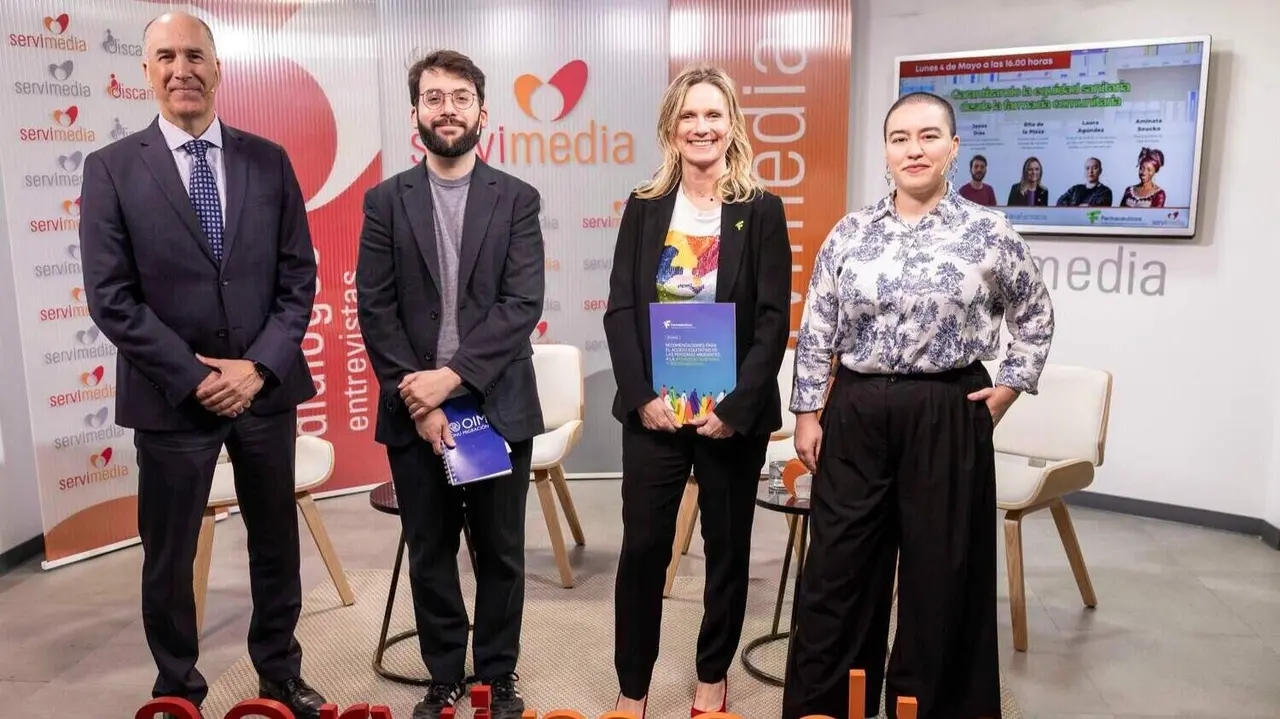Participantes en el di&aacute;logo sobre farmacias y migraci&oacute;n | Foto de Servimedia/Jorge Villa