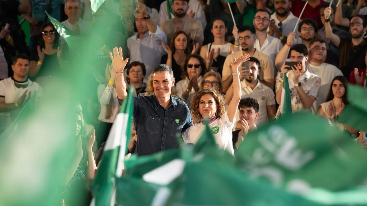 Pedro S&aacute;nchez y la candidata del PSOE-A a las elecciones, Mar&iacute;a Jes&uacute;s Montero, en un mitin | Foto de PSOE-A