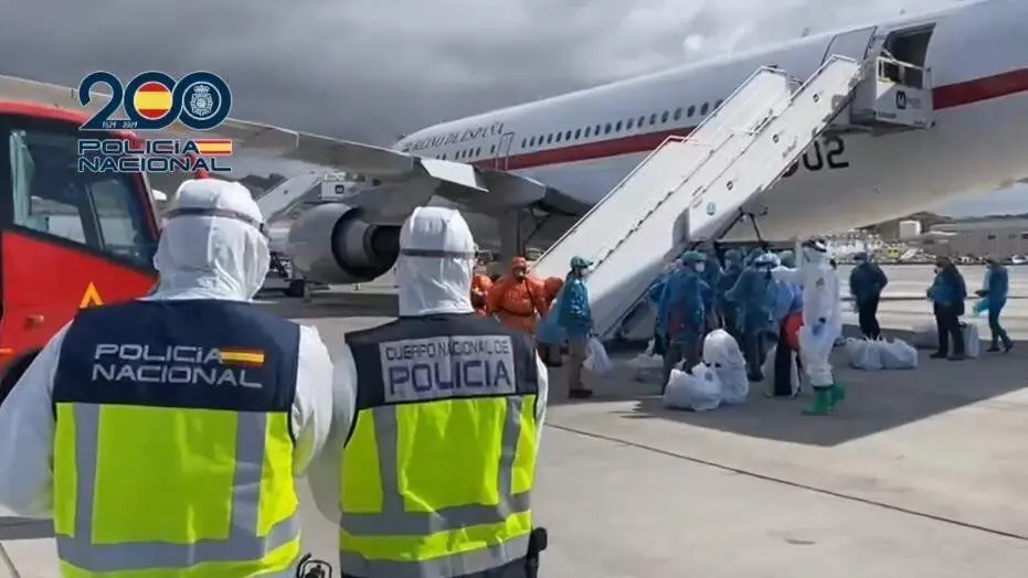 Dos polic&iacute;as junto al avi&oacute;n de los espa&ntilde;oles del crucero | Imagen de Polic&iacute;a Nacional