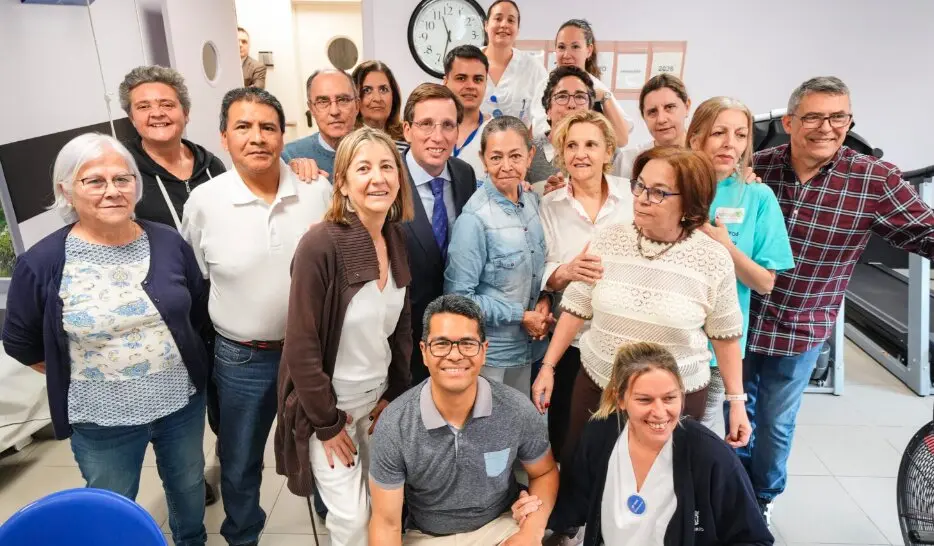 El alcalde de Madrid, Jos&eacute; Luis Mart&iacute;nez-Almeida, visita el Centro Municipal de Atenci&oacute;n Integral Neurocognitiva Doctor Salgado Alba - Foto Ayuntamiento de Madrid
