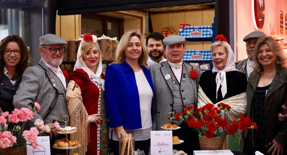 La vicealcaldesa de Madrid, Inma Sanz, acompa&ntilde;ada de la delegada de Econom&iacute;a, Innovaci&oacute;n y Hacienda, Engracia Hidalgo, y la concejala de Tetu&aacute;n, Paula G&oacute;mez-Angulo, visita el mercado municipal del distrito - Foto Ayuntamiento de Madrid