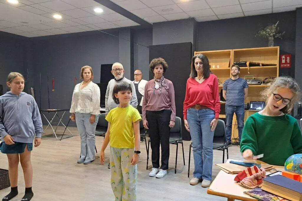Integrantes del grupo infanitl y adulto de 'La Abad&iacute;a cruza la calle' ensayando. |
Foto: La Abad&iacute;a