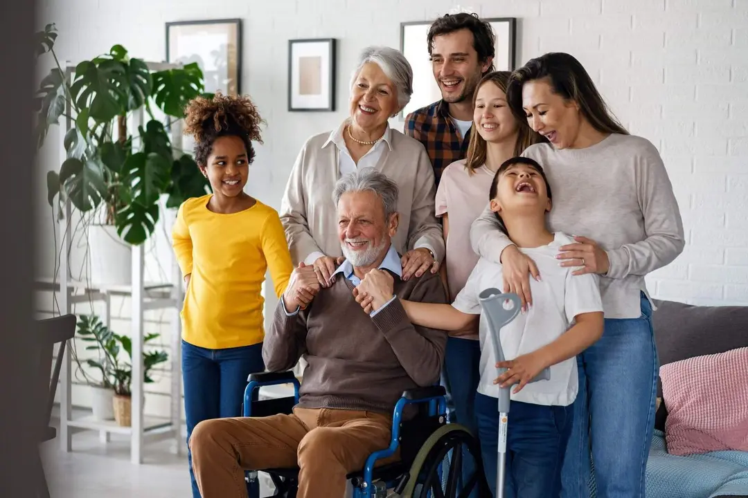 Una familia con una persona con discapacidad - Foto de 123RF/nd3000