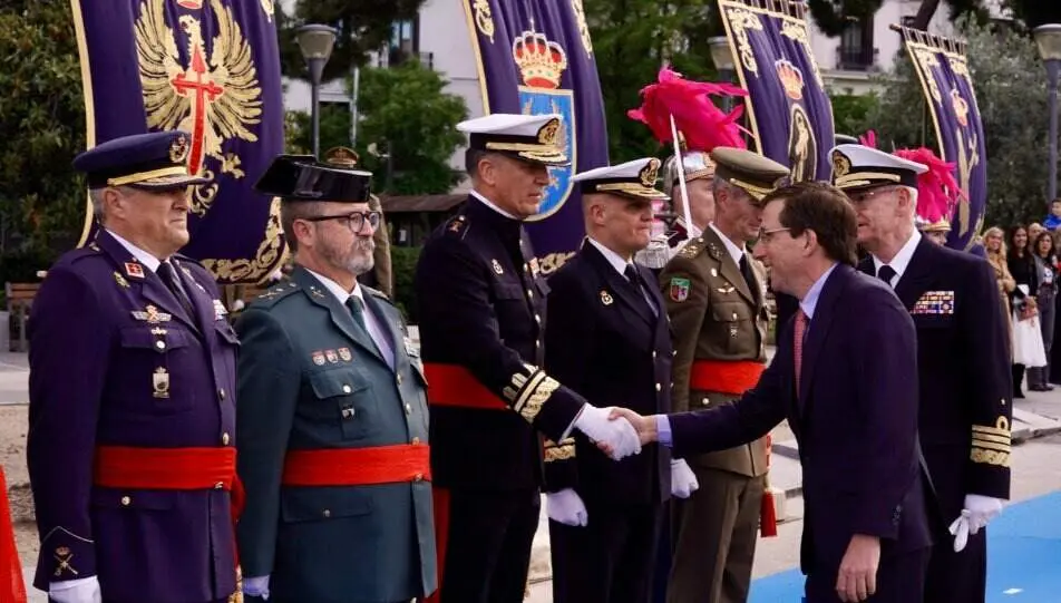 El alcalde de Madrid, Jos&eacute; Luis Mart&iacute;nez-Almeida, en el acto de izado de la bandera - Ayuntamiento de Madrid