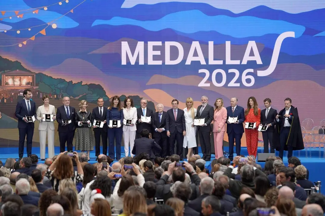 Almeida posa con los galardonados con las medallas de Honor y de Madrid entregadas en el d&iacute;a de San Isidro - Foto Ayuntamiento de Madrid