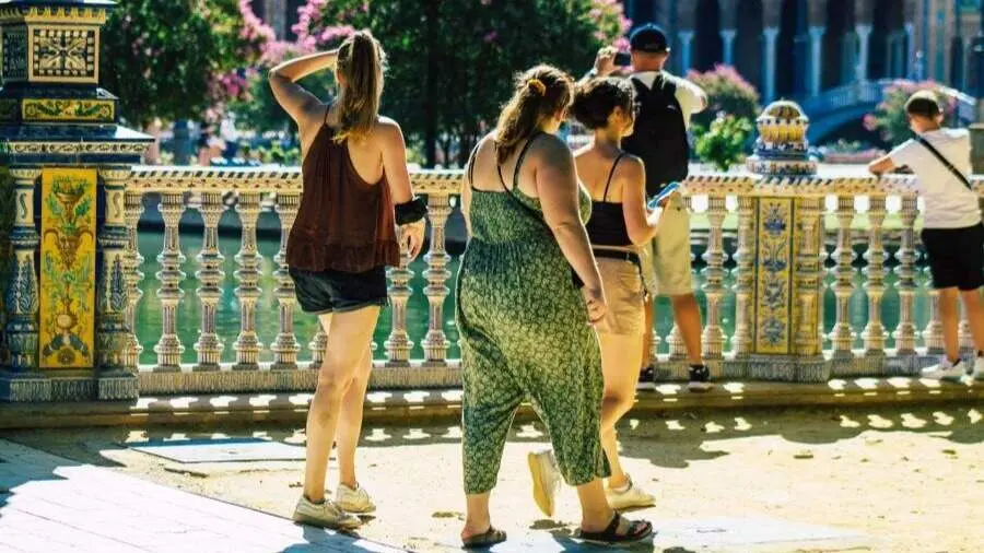 Turistas en el parque de Mar&iacute;a Luisa de Sevilla | Foto de 123RF/Joseh51