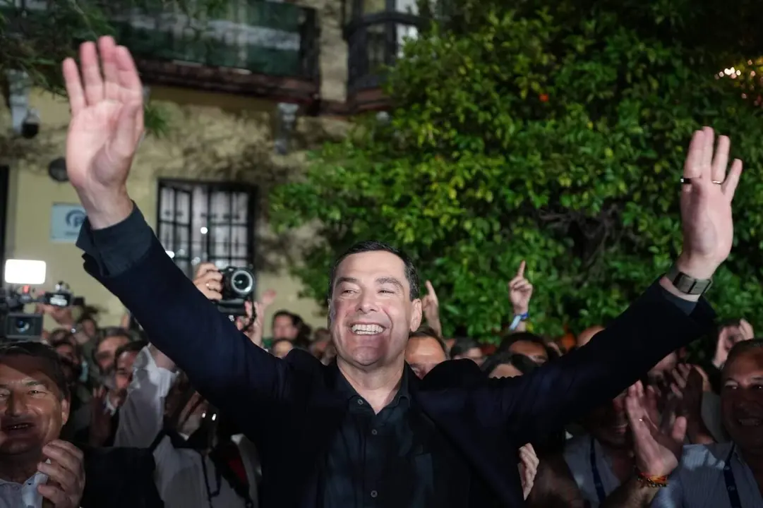Juanma Moreno agradece a los simpatizantes del PP su apoyo en Sevilla - Foto PP