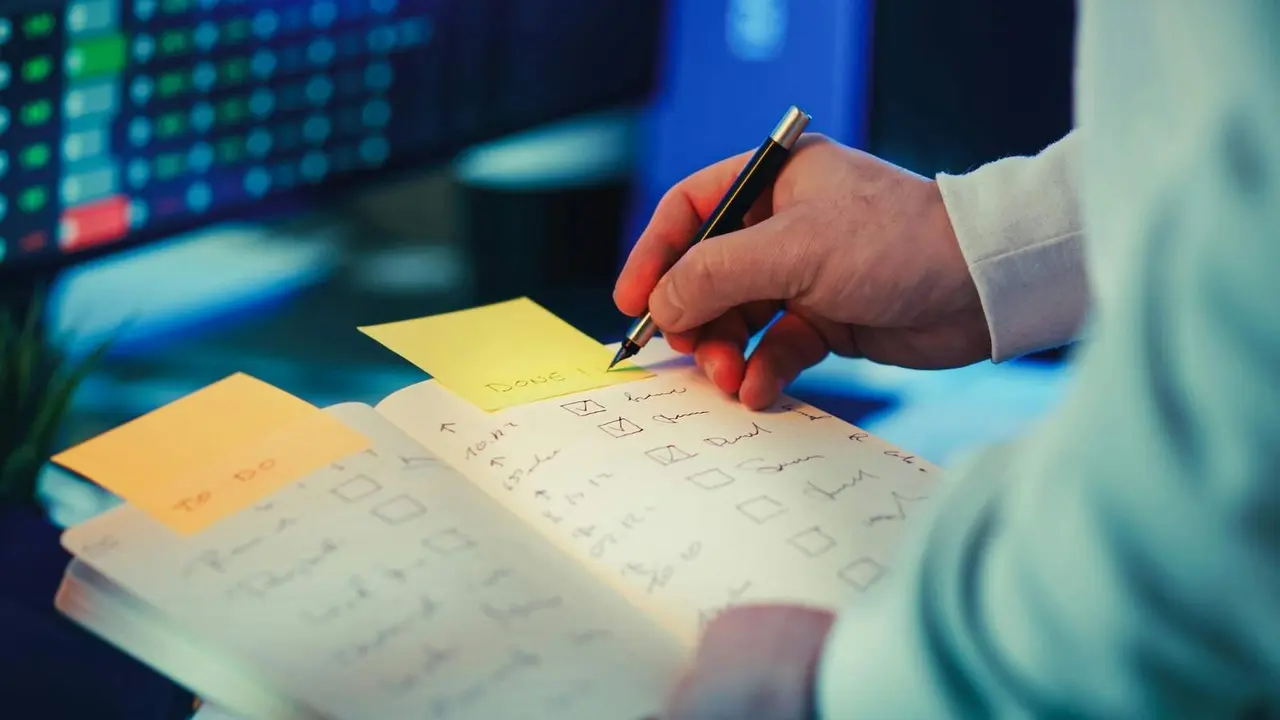 Cuaderno de productividad con lista de tareas pendientes - Imagen de Jakub Zerdzicki de Pexels