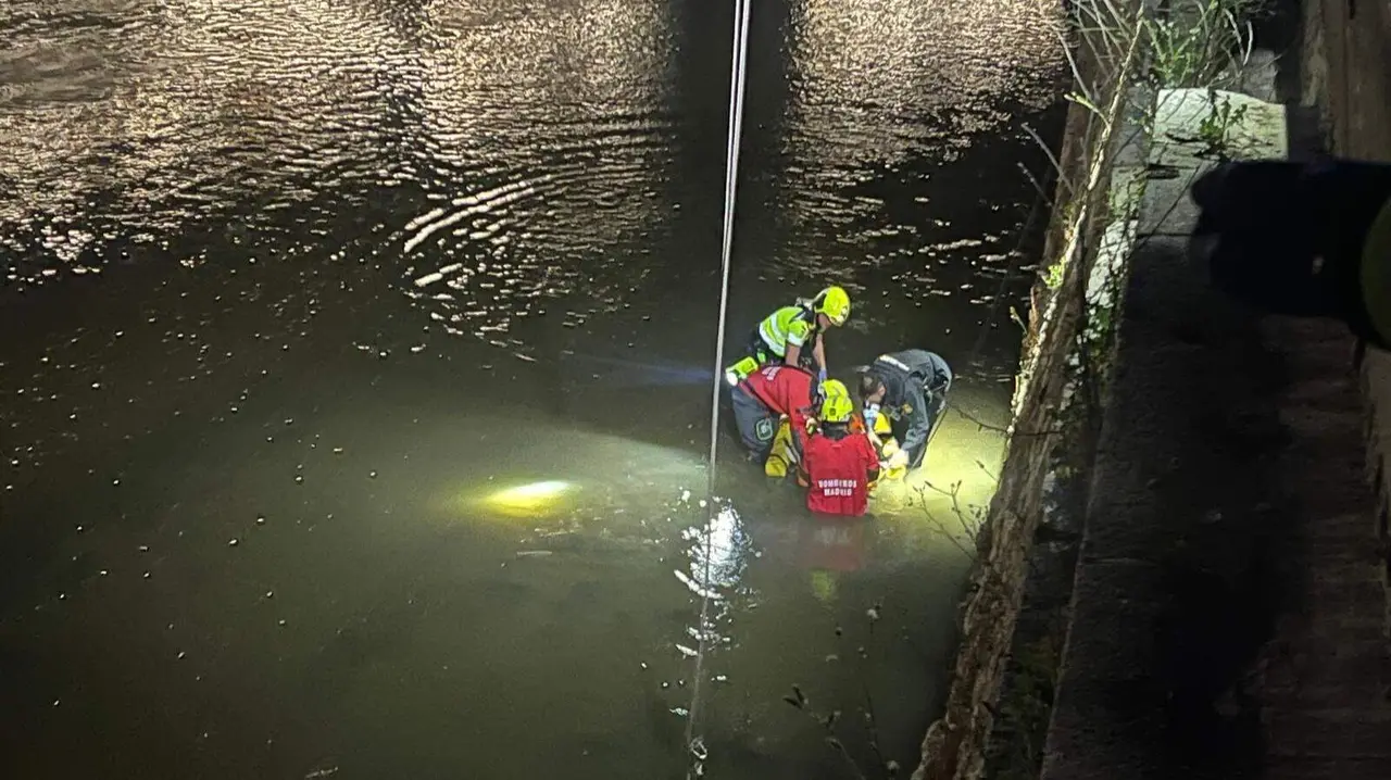 Grave una mujer tras caer al r&iacute;o Manzanares - Foto Emergencias Madrid