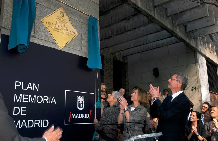 La placa en la casa de Guitierrez Mellado el d&iacute;a de su inauguraci&oacute;n - Foto Ayuntamiento de Madrid