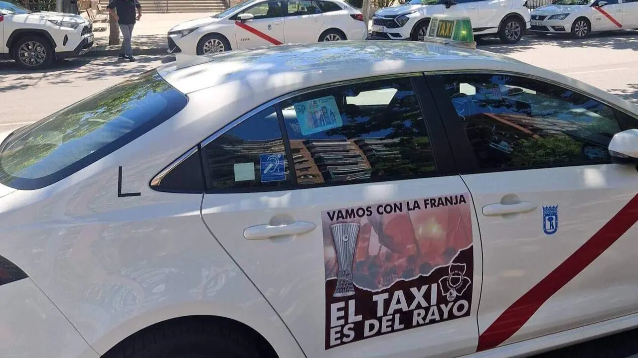 &ldquo;Vamos con la franja. El taxi es del Rayo&rdquo; es el mensaje de las pegatinas que llevar&aacute;n los taxis. Fuente: FPTM