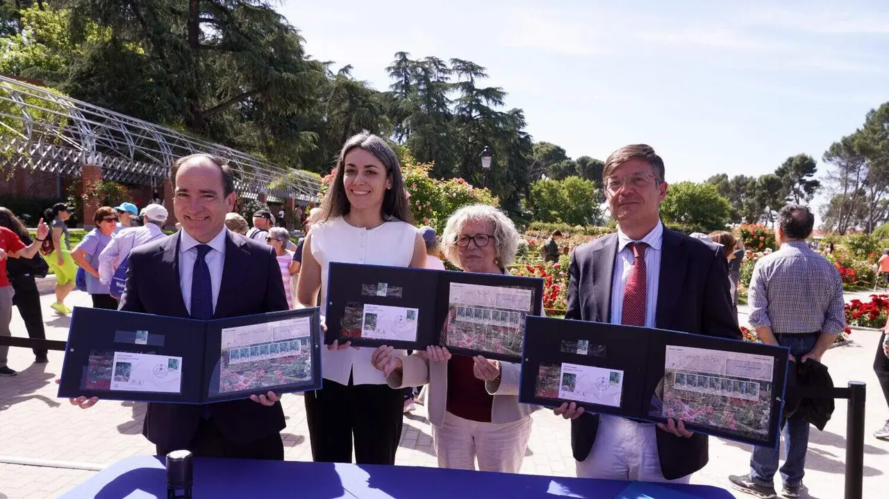 Momento de la presentaci&oacute;n del sello de Correos