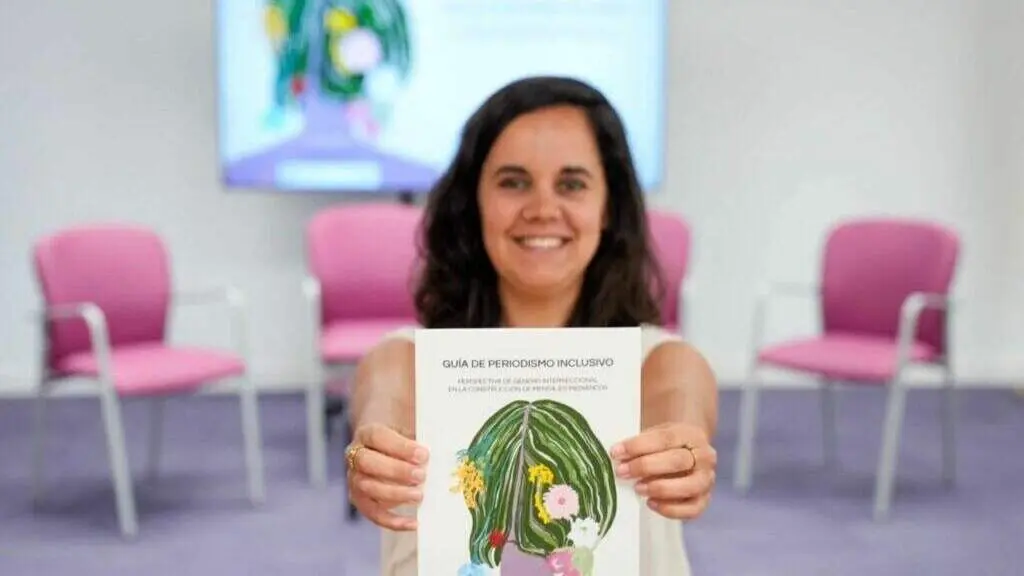 Luc&iacute;a Quiroga y su libro 'Gu&iacute;a de periodismo inclusivo' - Foto: Marian Le&oacute;n. Instituto de las Mujeres