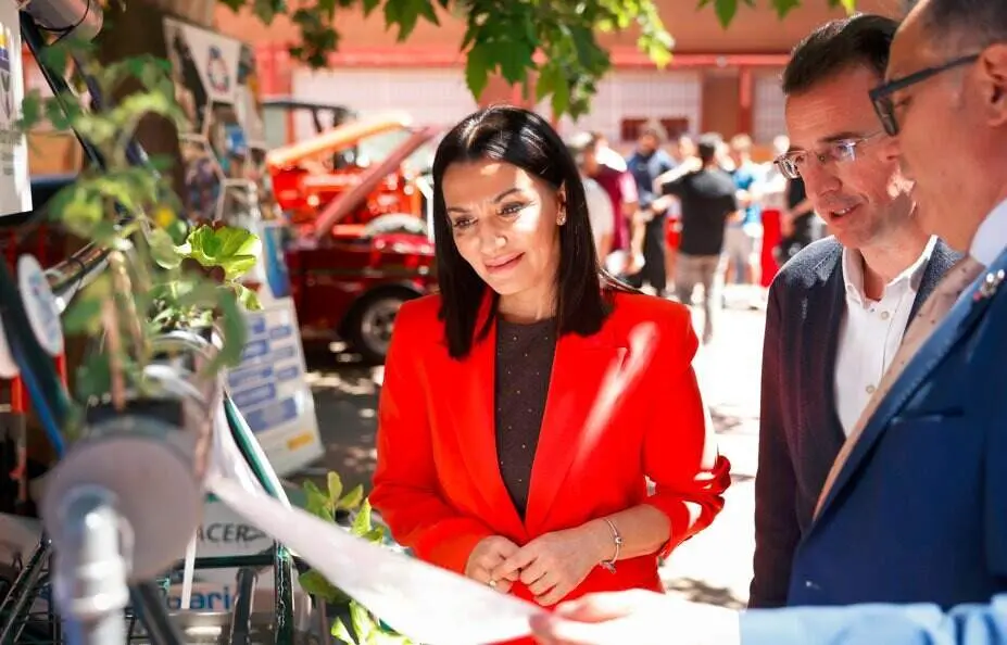 La consejera de Educaci&oacute;n, Ciencia y Universidades, en el instituto Luis Vives de Legan&eacute;s con motivo de su 50&ordm; aniversario - Foto Comunidad de Madrid