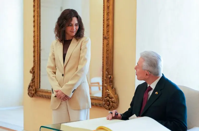 Isabel D&iacute;az  Ayuso, con el embajador de Estados Unidos en Espa&ntilde;a, Benjam&iacute;n Le&oacute;n Jr. - Foto Comunidad de Madrid