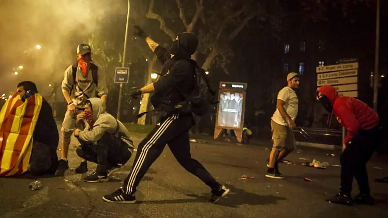 Manifestantes lanzan objetos a la Polic&iacute;a en Barcelona | Foto de 123rf/arkaitzzudairelopez