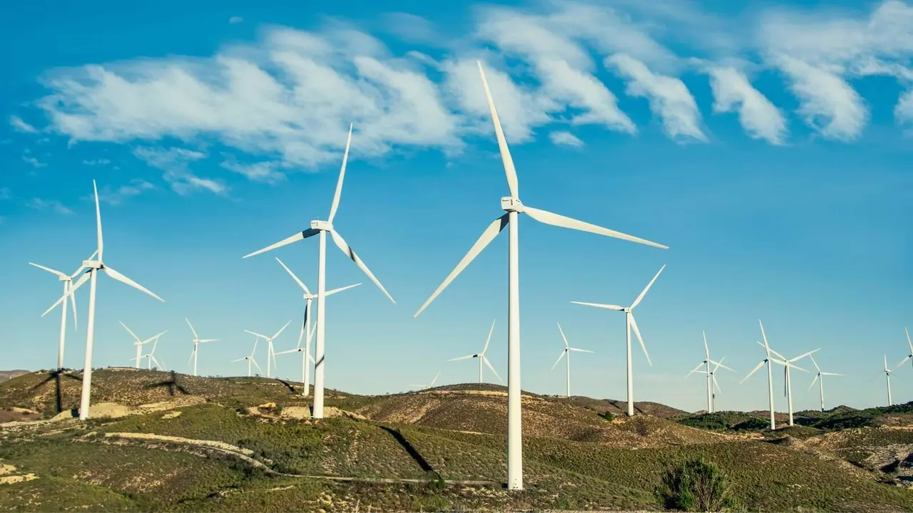 Molinos de viento. Aerogeneradores en la colina - Foto de Enrique de Pexels