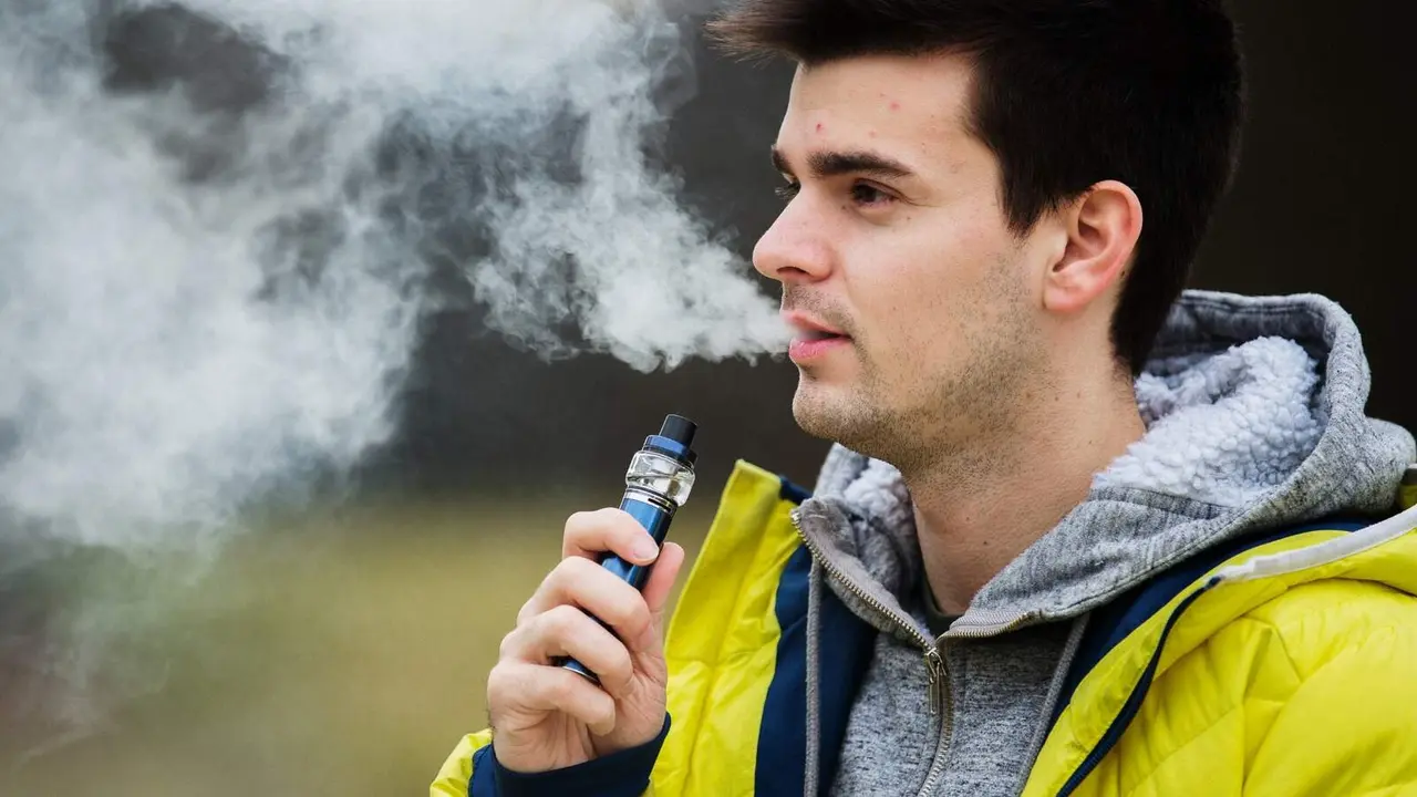 Hombre vapeando - Foto de Sestovic de Getty Images Signature