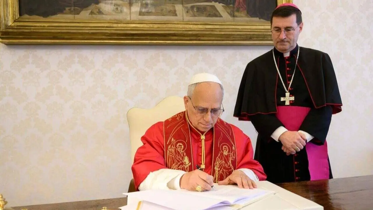 El Papa Le&oacute;n XIV en la firma de la Carta Enc&iacute;clica Magnifica Humanitas, 15 de mayo 2026   (@Vatican Media)