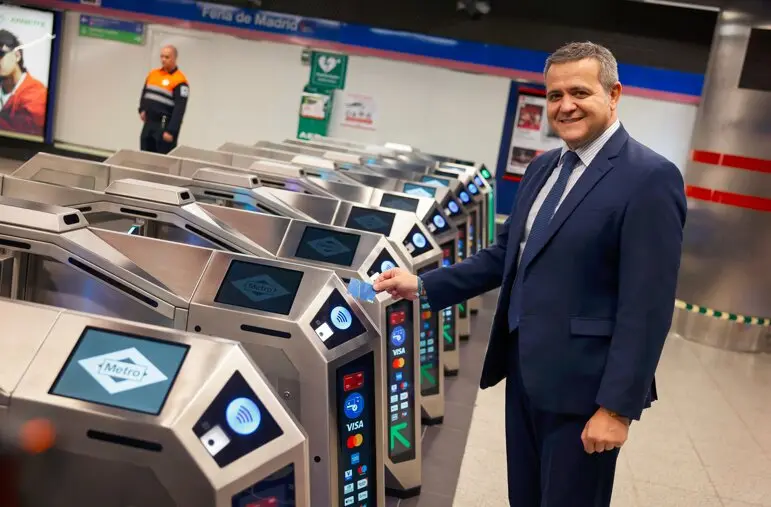 El consejero Rodrigo ha presentado hoy esta iniciativa en la estaci&oacute;n de Feria de Madrid de la L&iacute;nea 8 - Foto Comunidad de Madrid