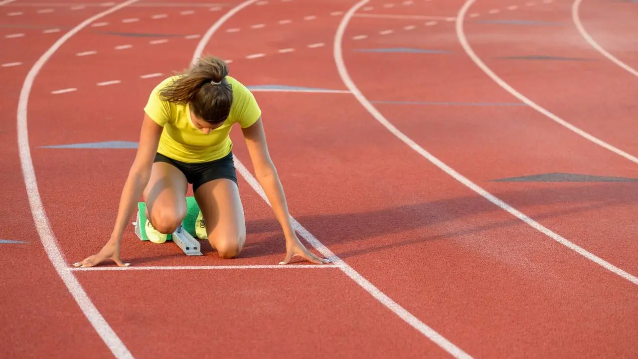 Mujer atleta preparada para hacer un sprint - Imagen de Dapa Images