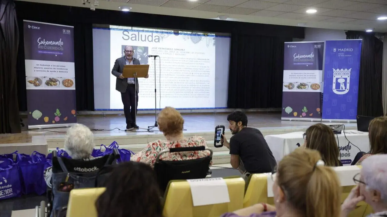 El delegado de Pol&iacute;ticas Sociales, Familia e Igualdad, Jos&eacute; Fern&aacute;ndez, acompa&ntilde;ado por la concejala de San Blas-Canillejas, Almudena Ma&iacute;llo, en el acto de la presentaci&oacute;n del libro Saboreando Recuerdos