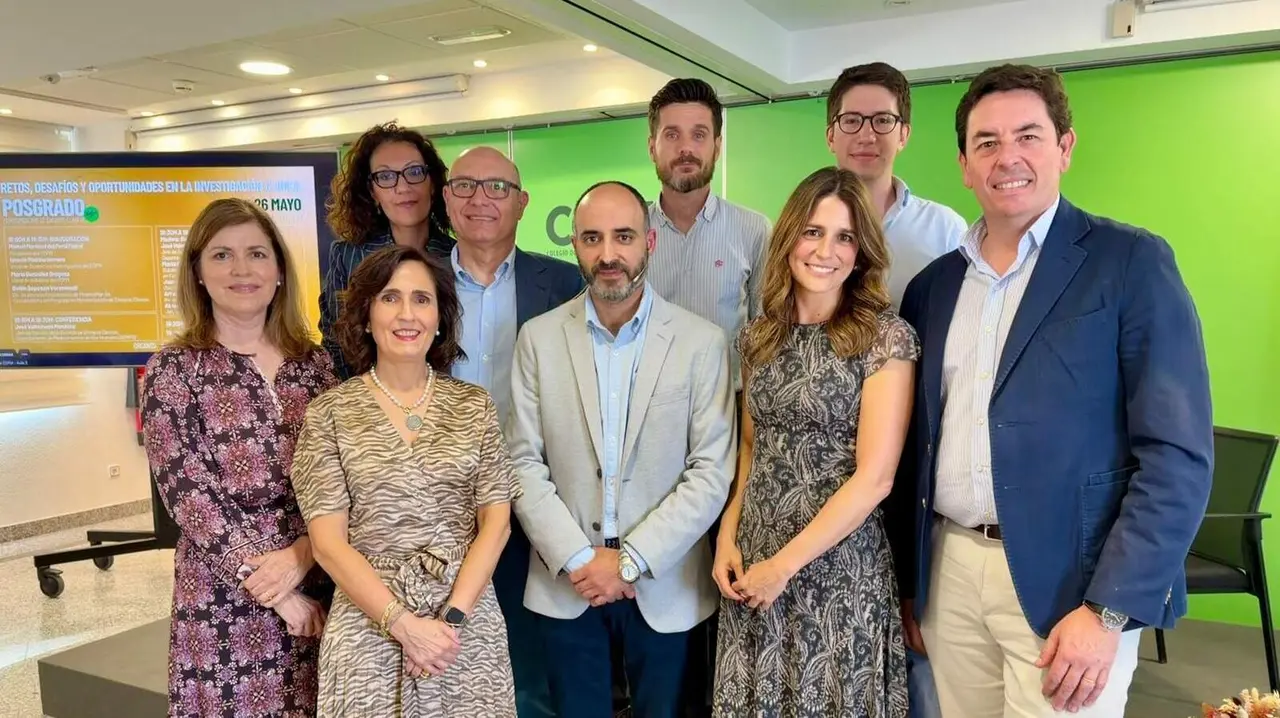 El presidente del COFM, Manuel Mart&iacute;nez del Peral; el vocal de Docencia e Investigaci&oacute;n, Ignacio Padrino; y la vocal de Industria del COFM, Mar&iacute;a Gonz&aacute;lez, junto con representantes de la Agencia Espa&ntilde;ola de Medicamentos y Productos Sanitarios, de la industria farmac&eacute;utica, hospitales, CROs y otros expertos del sector, durante el acto conmemorativo del 40 edici&oacute;n del Posgrado de Monitorizaci&oacute;n de Ensayos Cl&iacute;nicos - Foto del COFM