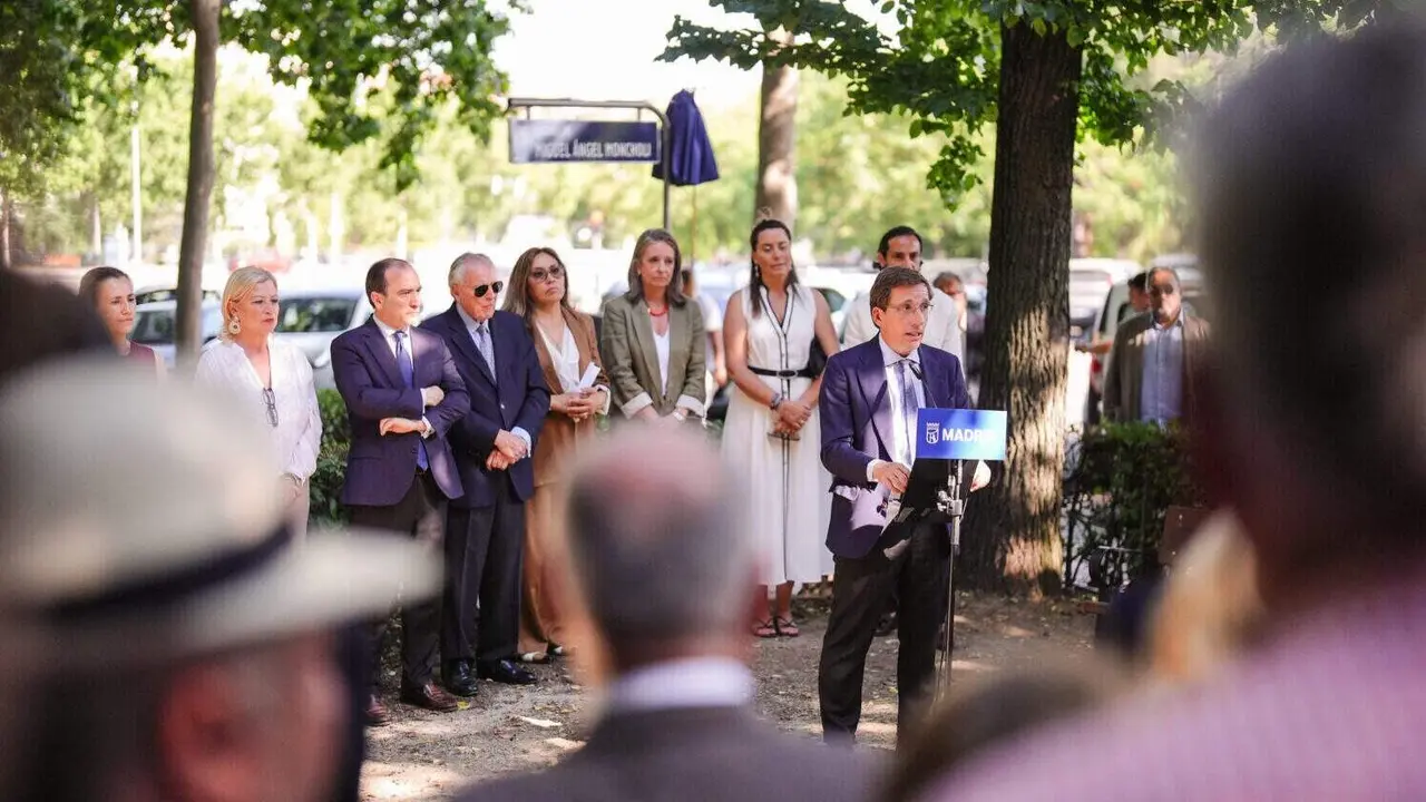 Jos&eacute; Luis Mart&iacute;nez-Almeida, durante la inauguraci&oacute;n de los jardines dedicados al periodista Miguel &Aacute;ngel Moncholi