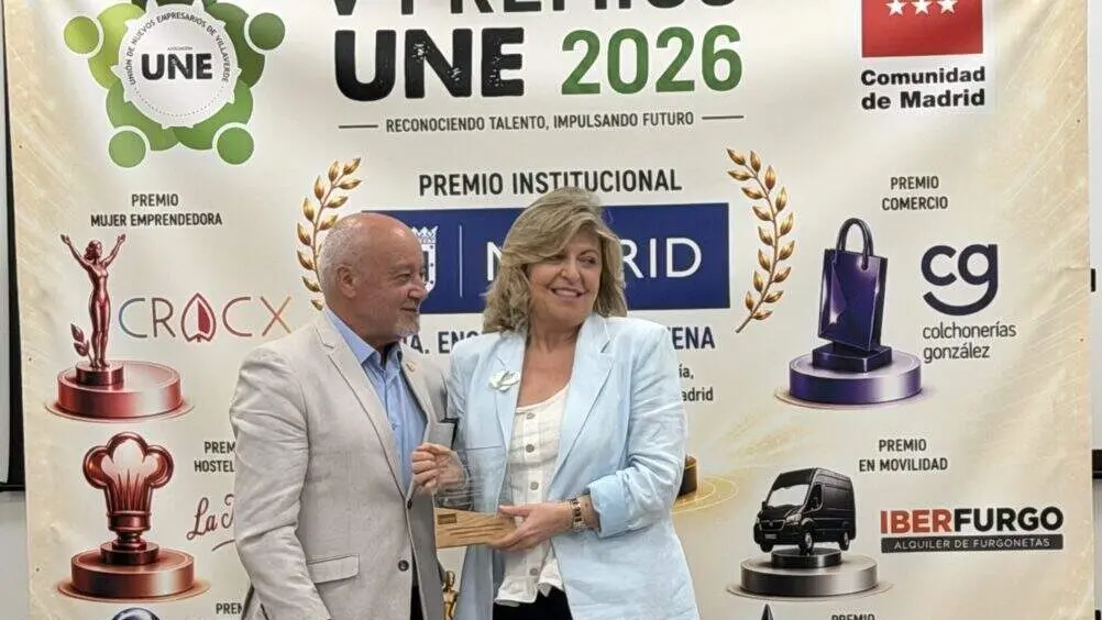 Engracia Hidalgo con el Premio a la Colaboraci&oacute;n Institucional concedido por la Uni&oacute;n de Nuevos Empresarios de Villaverde (UNE Villaverde)