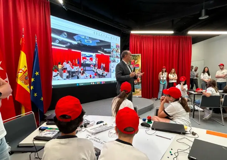 El consejero L&oacute;pez-Valverde, la final de la segunda edici&oacute;n del campeonato educativo de  Minecraft - Foto Comunidad de Madrid