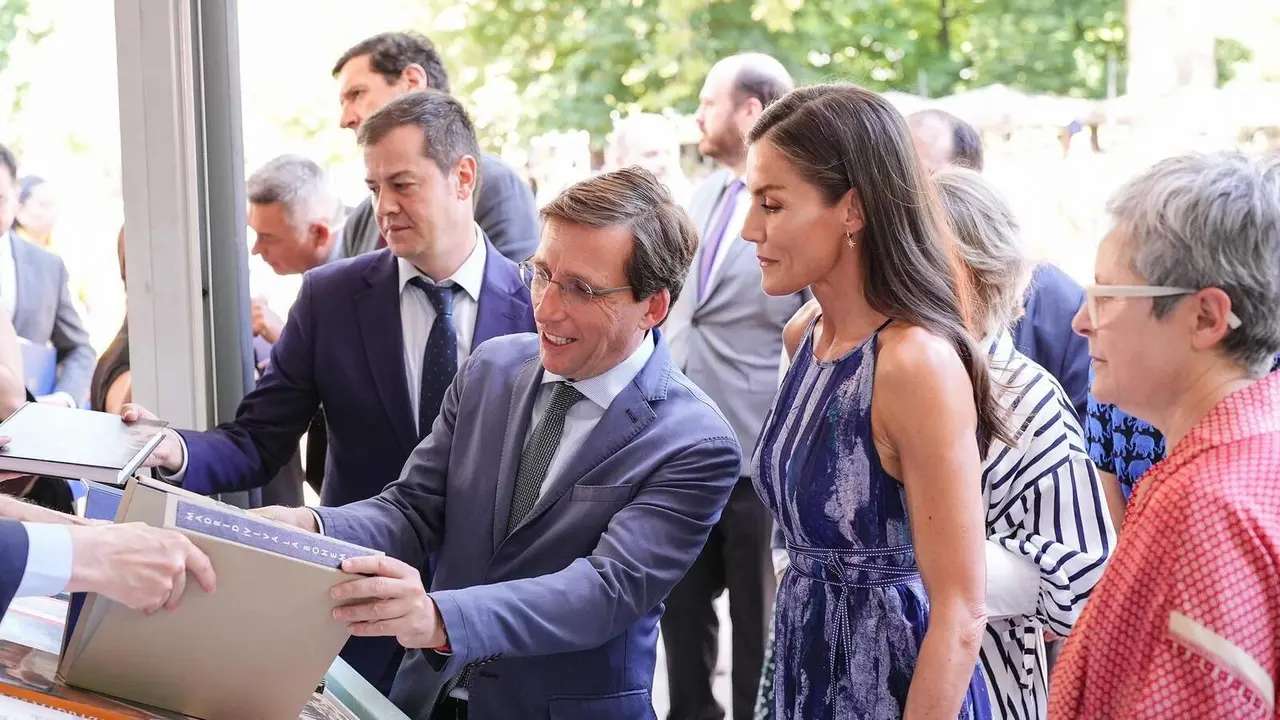 El alcalde de Madrid en la Feria del Libro junto a la Reina | Foto de Ayuntamiento de Madrid/ Alejandro Olea