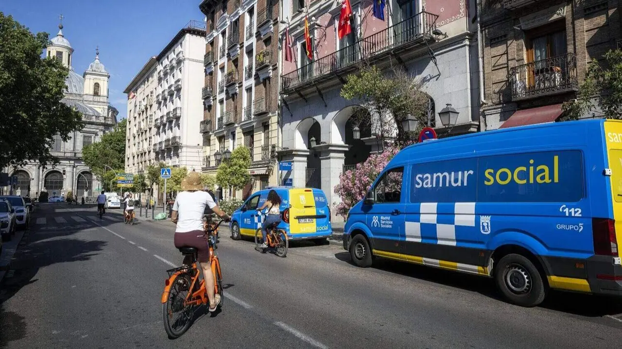 Fern&aacute;ndez, durante su visita a la sede de SAMUR Social para abordar el dispositivo previsto durante la visita del Papa