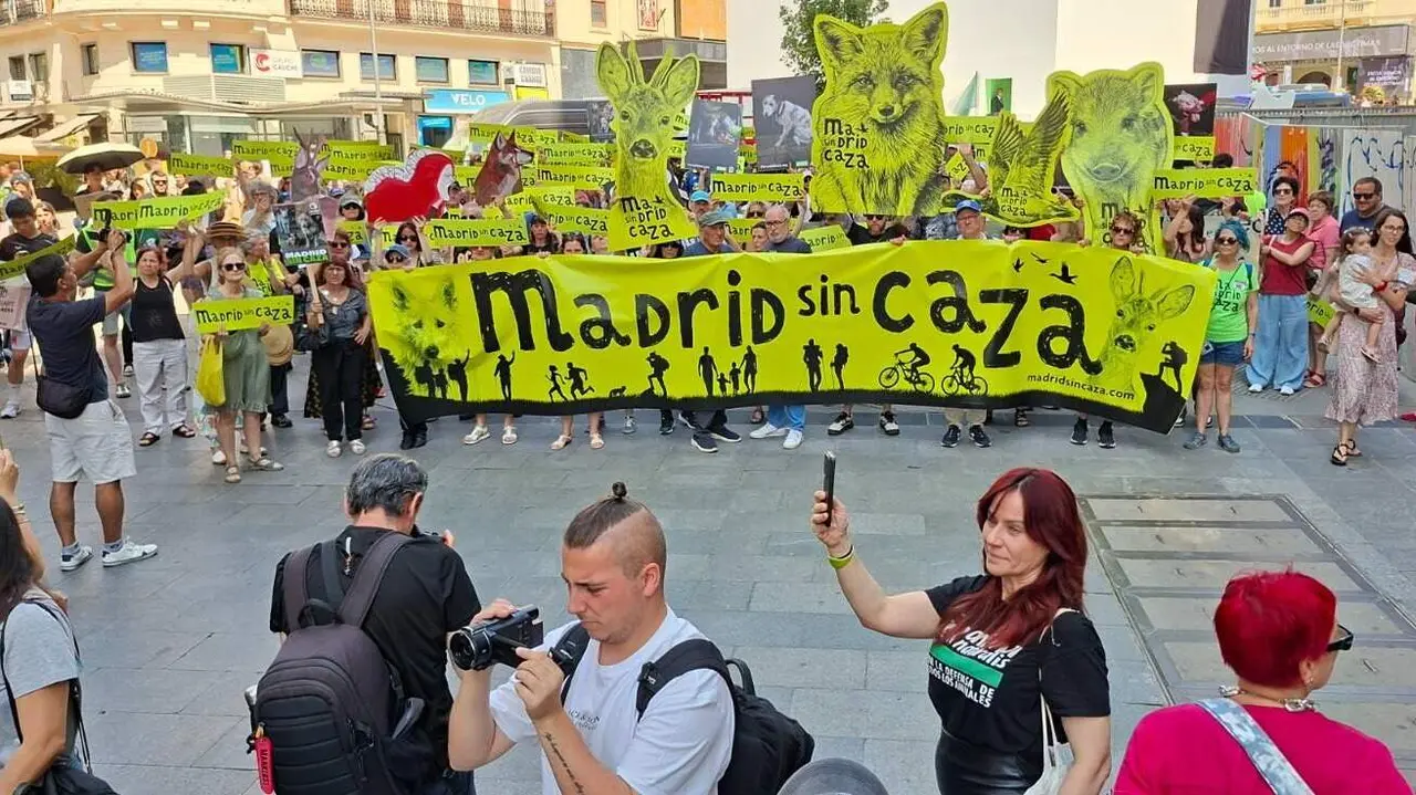 Manifestantes por el centro de Madrid en contra de la caza | Foto de Plataforma Ecologista