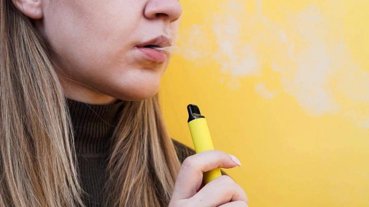 Una joven fuma con un cigarrillo electr&oacute;nico | Foto de 123rf/brillianata