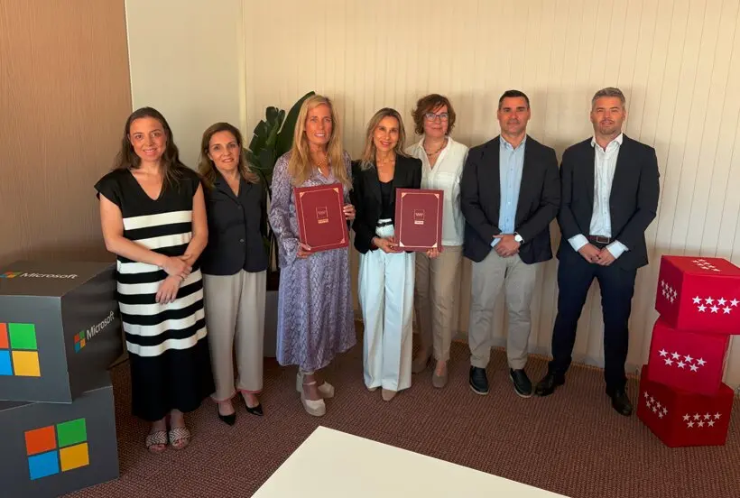 La consejera Albert ha firmado el acuerdo con Microsoft para impulsar
las competencias digitales y la inserci&oacute;n laboral - Foto Comunidad de Madrid